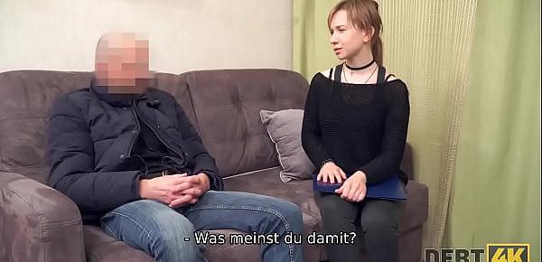 DEBT4k. Teen Schuldner zahlt für Schulden mit zartem Mund und Vagina